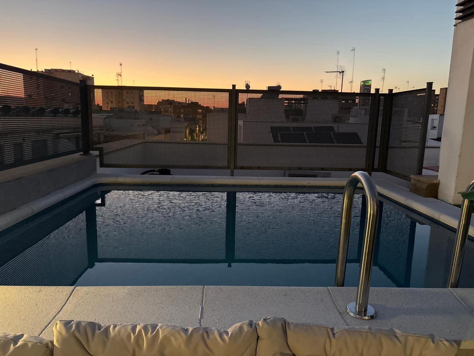 Atico Triana Con Piscina Privada Appartement Sevilla Buitenkant foto